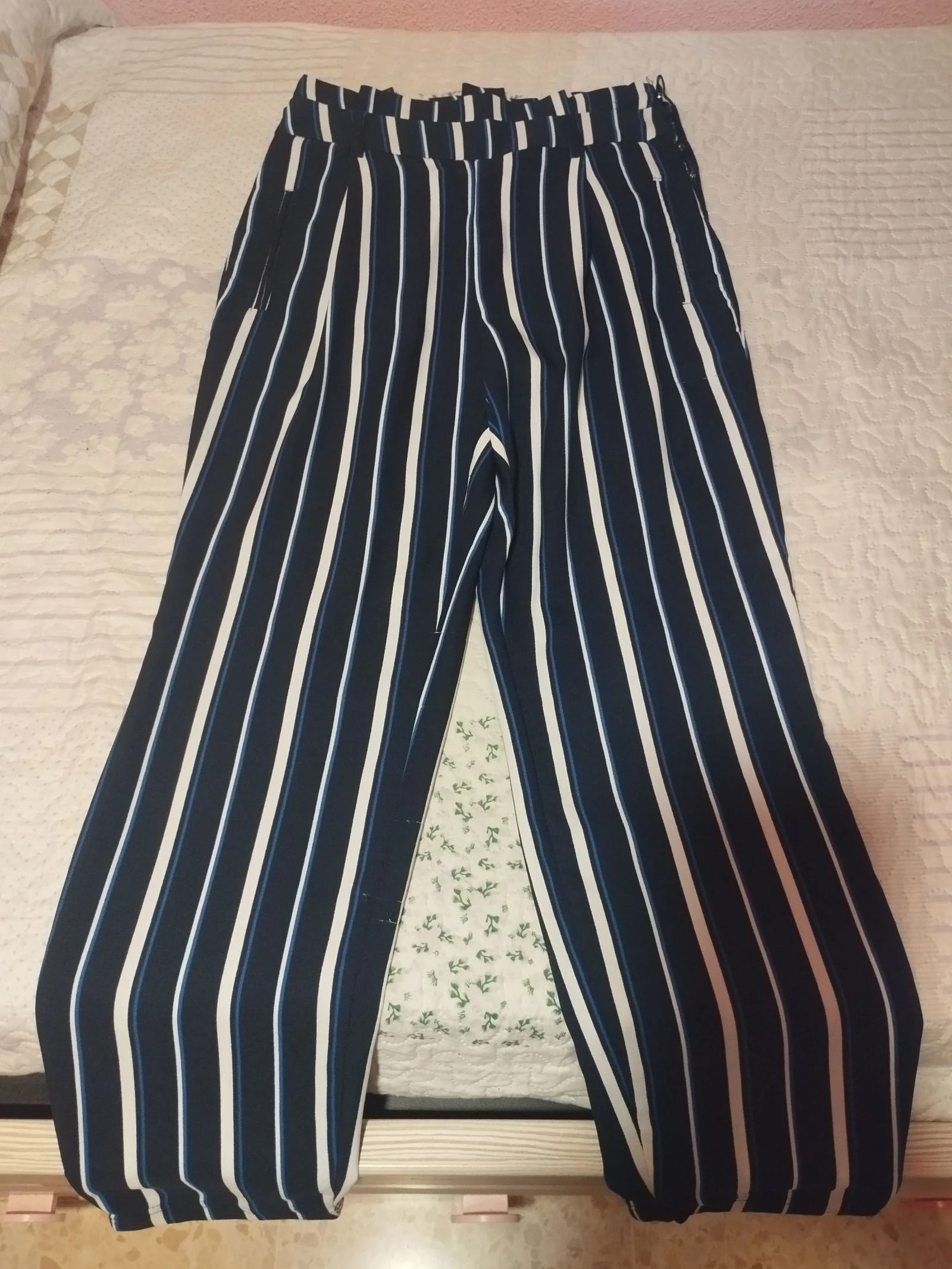 Pantalones finos y lisos de rayas azules y blancas - Stradivarius - Talla 34